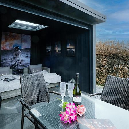 Rockside - Luxury 1 Bedroom Home With Hot Tub, Central Location, Parking And Pet Friendly 温德米尔 外观 照片